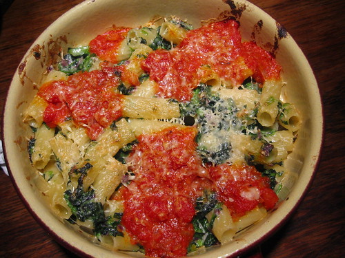 Pasta bake with spinach and tomatoes