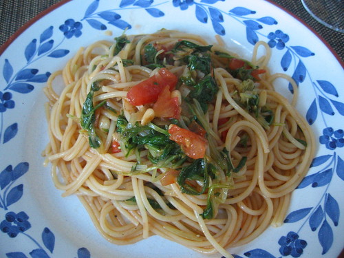 Spaghetti with rape leaves, tomatoes and pine nuts
